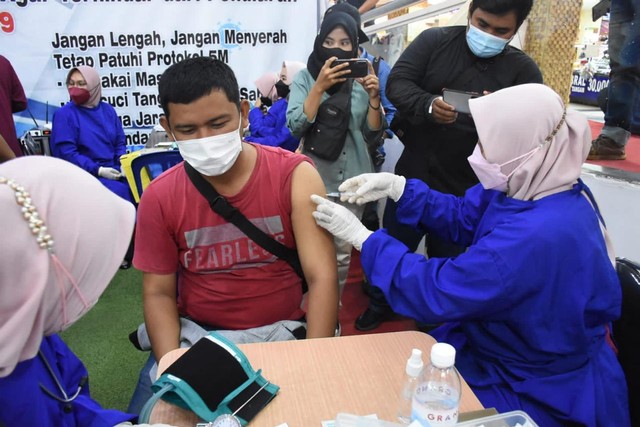 Wali Kota Bandar Lampung Blusukan Ajak Warga Ikut Vaksin di Simpur Center (7438)