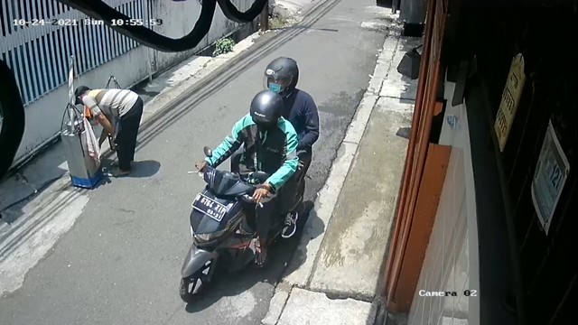 Terduga pelaku peneror di rumah orang tua Veronica Koman terekam CCTV. Foto: Dok. Istimewa