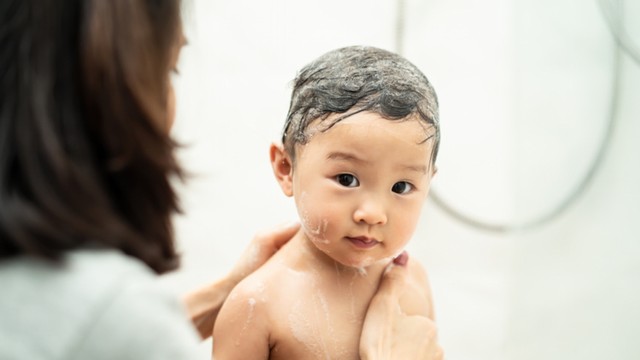 Ilustrasi anak balita mandi. Foto: Shutter Stock