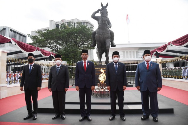 Jokowi berfoto usai resmikan tugu api semangat Indonesia Merdeka Tidak Pernah Padam di Lapangan Bela Negara Kemhan, Jakarta. Foto: Lukas/Biro Pers Sekretariat Presiden