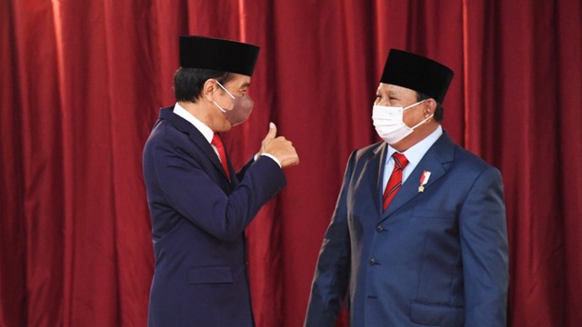 Presiden Jokowi bersama Menhan Prabowo Subianto dalam acara peresmian tugu api semangat Indonesia Merdeka Tidak Pernah Padam di Lapangan Bela Negara Kemhan, Jakarta. Foto: Lukas/Biro Pers Sekretariat Presiden