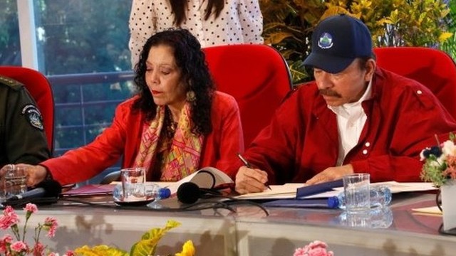 Presiden Nikaragua Daniel Ortega (kanan) dan istrinya yang juga wakil presiden, Rosario Murillo.