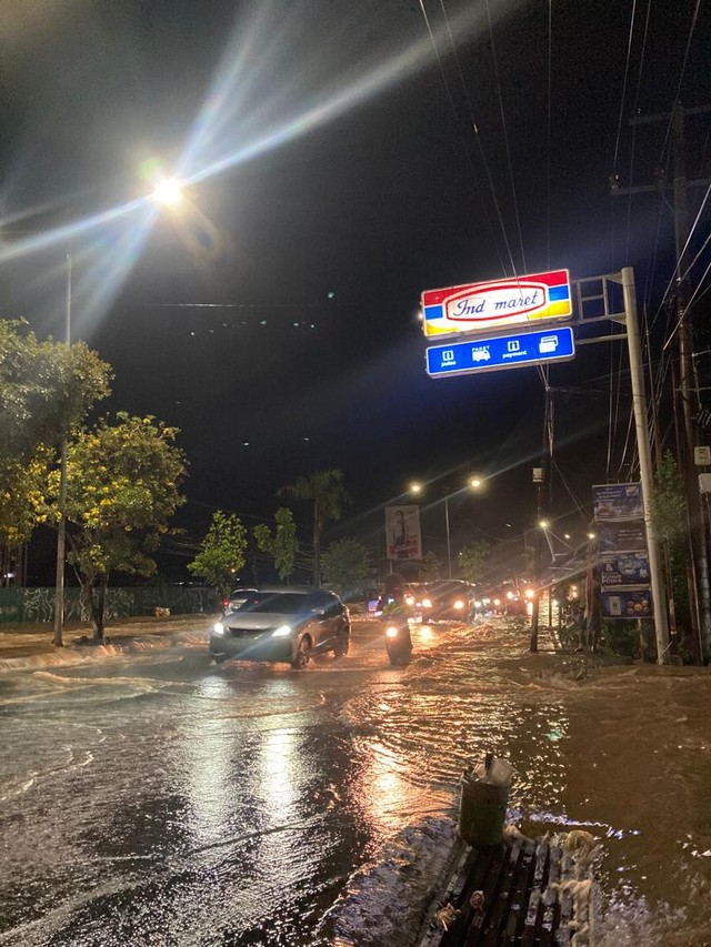 Jalan Tergenang, Puluhan Pemotor Mogok di Depan Living Plaza Bandar Lampung (1)