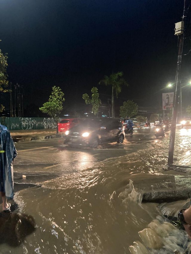 Jalan Tergenang, Puluhan Pemotor Mogok di Depan Living Plaza Bandar Lampung (2)