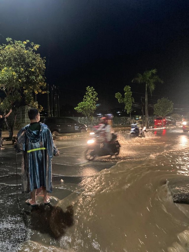 Jalan Tergenang, Puluhan Pemotor Mogok di Depan Living Plaza Bandar Lampung (3)