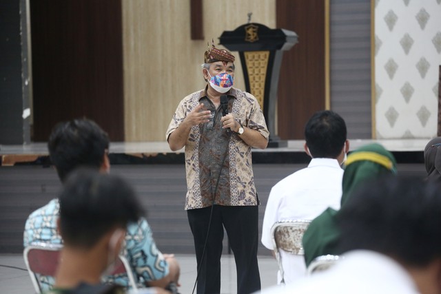 Pakar Komunikasi dan Motivator Nasional, Dr Aqua Dwipayana, saat memberikan motivasi kepada nakes maupun SDM Kesehatan di Surabaya. Foto: Humas Pemkot Surabaya