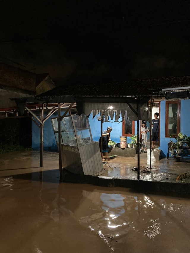 Tanaman Bunga Milik Warga di Bandar Lampung Hilang Terendam Banjir (1)