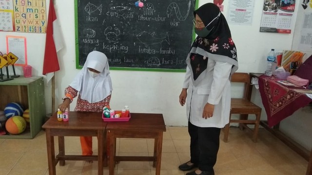 Murid (Kiri), Guru (Kanan) sedang menggunakan alat peraga. Foto: Pribadi