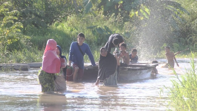 Banjir di jalan Subulussalam, Aceh. Foto: Yudiansyah/acehkini 