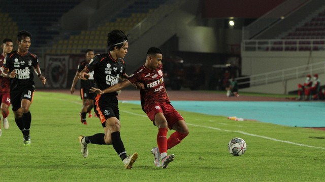 Persis Solo melawan Persijap Jepara di Stadion Manahan Solo, Selasa malam (09/11/2021). FOTO: Agung Santoso