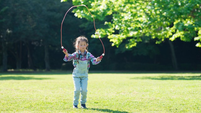 Ilustrasi anak main lompat tali. Foto: Shutter Stock
