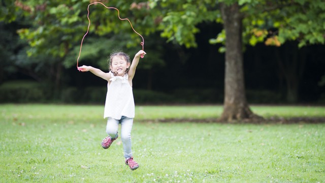 Ilustrasi anak main lompat tali. Foto: Shutterstock