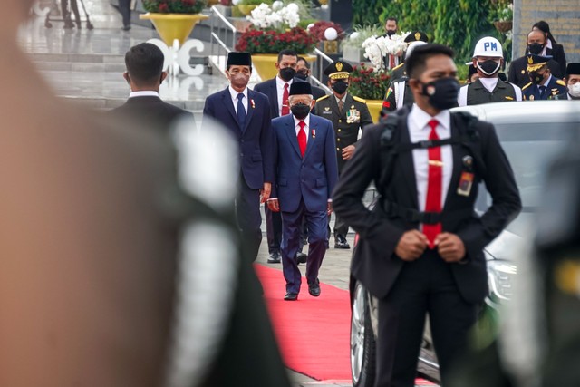 Presiden Joko Widodo dan Wakil Presiden Ma'ruf Amin hadiri upacara Peringatan Hari Pahlawan, di Taman Makam Pahlawan Kalibata, Jakarta Selatan, Rabu (10/11/2021). Foto: Iqbal Firdaus/kumparan