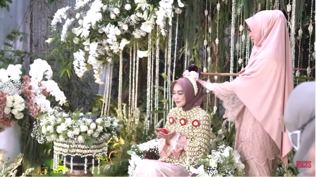 Ria Ricis jalani prosesi siraman. Foto: YouTube Ricis Official