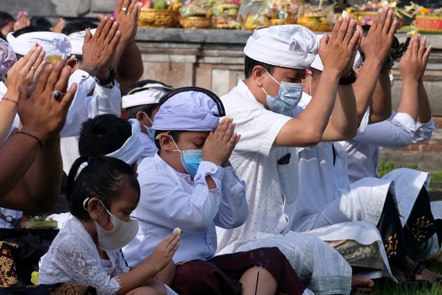 Umat Hindu melaksanakan persembahyangan Hari Raya Galungan di Pura Puseh Desa Adat Kedisan, Jembrana, Bali, Rabu (10/11/2021). Foto: Nyoman Hendra Wibowo/Antara Foto
