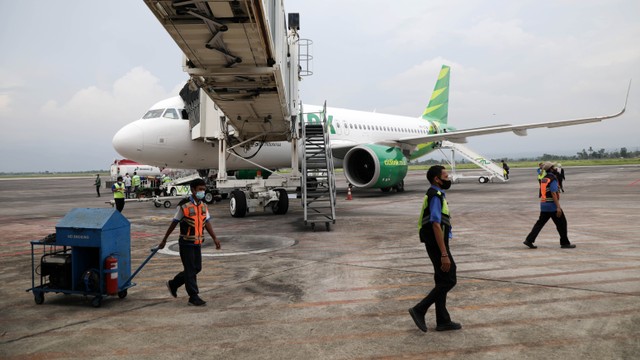 Ilustrasi sejumlah petugas bandara melintasi pesawat Citilink di Bandara. Foto: Aditia Noviansyah/kumparan