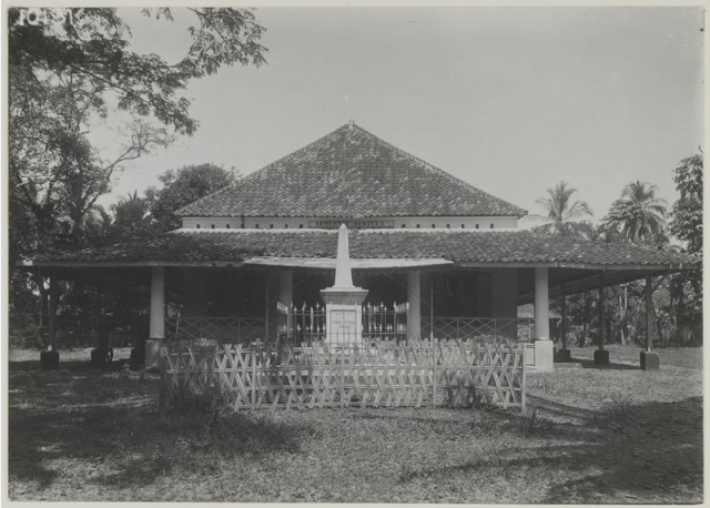 Bangunan Rumah Sakit Harapan Depok yang dulunya menjadi kantor Dewan Kota Depok (Gemeente Bestuur) sekitar tahun 1930. (Sumber foto: Oudheidkundige Dienst/Leiden University)