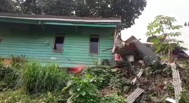 Tanah Longsor di Bandar Lampung, 3 Rumah Semi Permanen Rusak Parah (1)