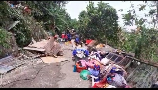 Tanah Longsor di Bandar Lampung, 3 Rumah Semi Permanen Rusak Parah (2)