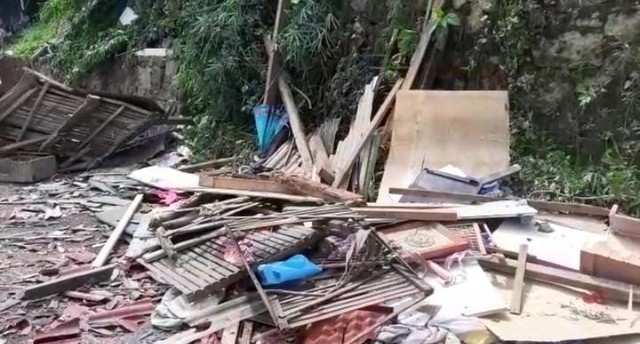 Tanah Longsor di Bandar Lampung, 3 Rumah Semi Permanen Rusak Parah (3)