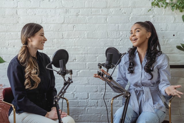 Ilustrasi dua wanita sedang membuat podcast. Foto: Pexels.