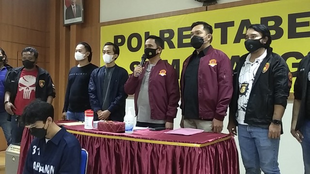 M Alfreandi (23) pelaku pembunuhan, Cristopher Bobby (24) dihadirkan polisi dalam konferensi pers. Foto: Intan Khansa/kumparan