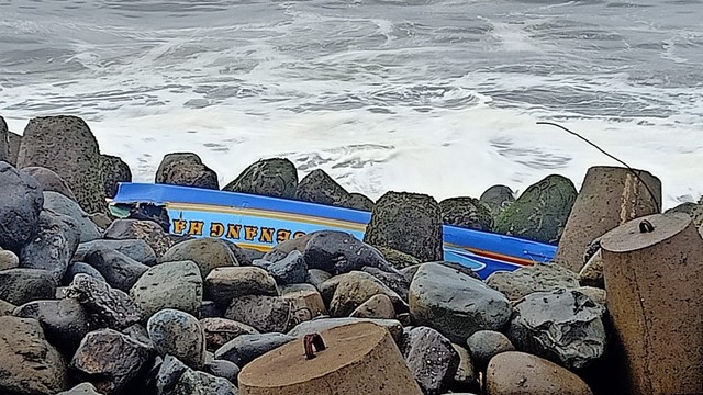 Kondisi perahu yang terhempas ke batu pemecah gelombang di Pantai Glagah Kulon Progo yang menewaskan nelayan. Foto: Istimewa
