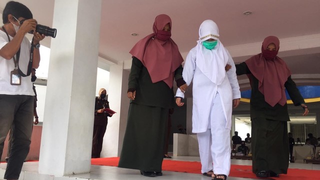 Polisi Syariat Islam atau Wilayatul Hisbah (WH) Kota Banda Aceh melaksanakan eksekusi cambuk terhadap pasangan non muhrim. Foto: Zuhri Noviandi/kumparan