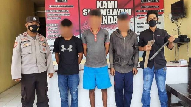 Polisi amankan 3 pemuda pelaku penganiayaan pengunjung warkop di Kabupaten Banggai, Sulawesi Tengah. Foto: Istimewa