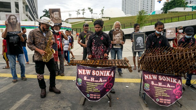 Sejumlah seniman melakukan pertunjukan di halaman depan Taman Ismail Marzuki (TIM), Cikini, Jakarta Pusat, Rabu (11/10/2021). Foto: Iqbal Firdaus/kumparan