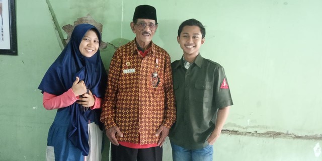 foto bersama mantan veteran pejuang kemerdekaan Indonesia. Seragam yang digunakan adalah baju BPRI. Sumber dokumentasi pribadi 
