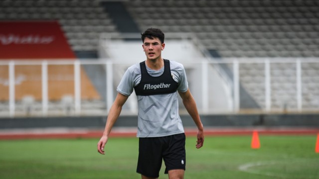 Elkan Baggott dalam sesi latihan Timnas Indonesia di Stadion Madya, Senayan, Jakarta, Rabu (10/11). Foto: Soni Insan Bagus/kumparan