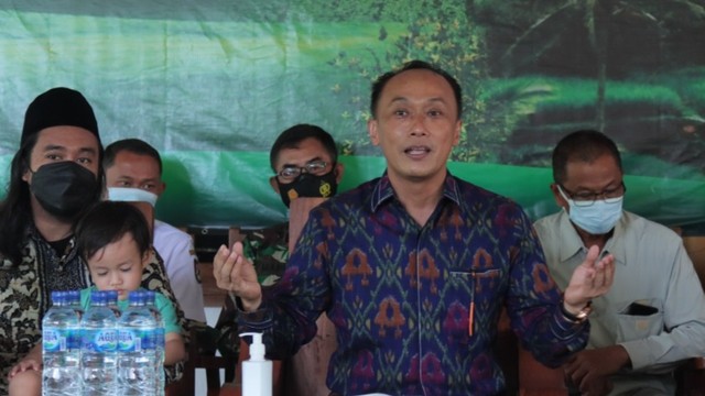 Dirjen Dukcapil Kemendagri, Prof. Zudan Arif Fakrulloh, menyelesaikan Akta Lahir anak di Tuban. Foto: Dok. Dukcapil Kemendagri