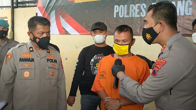 Petugas menanyakan FWR (33) saat  press release di halaman Mako Polres Batang, Rabu (10/11/2021). (foto istimewa) 
