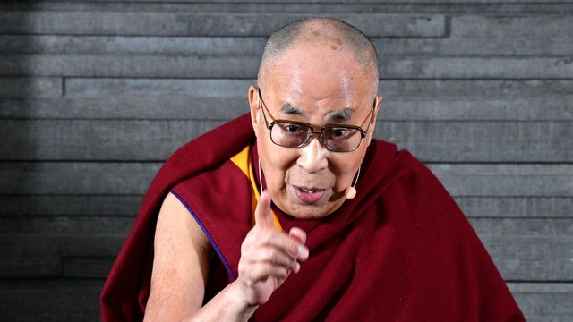 Pemimpin spiritual Tibet Dalai Lama menghadiri pertemuan pers di Malmo, Swedia. Foto: Kantor Berita TT/Johan Nilsson via REUTERS