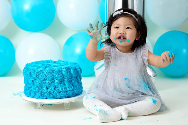 Bayi makan kue ulang tahun. Foto: Shutterstock