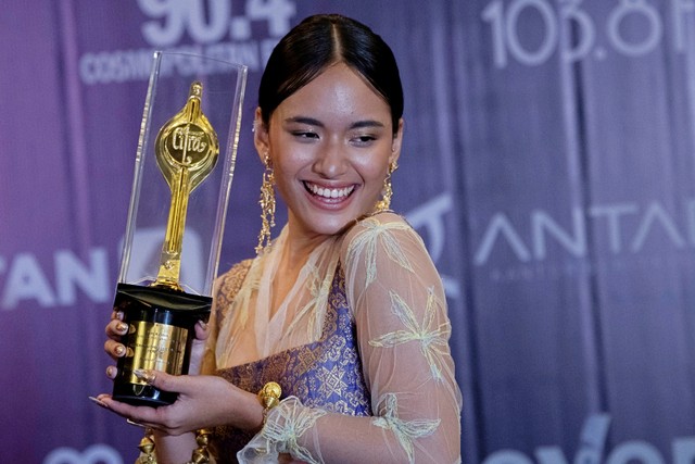 Aktris Arawinda Kirana berpose usai meraih penghargaan Aktris Terbaik dalam Festival Film Indonesia 2021 di Jakarta Convention Center, Jakarta, Rabu (10/11/2021). Foto: Aditya Pradana Putra/ANTARA FOTO