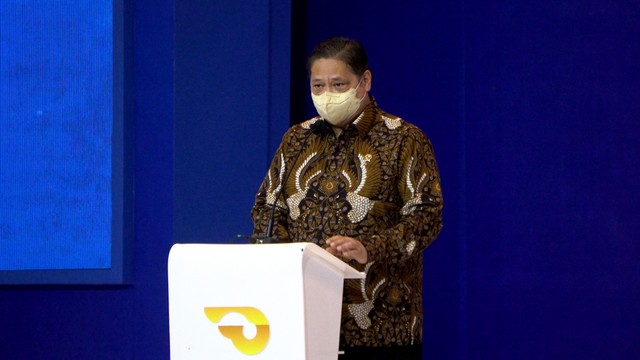 Menko Perekonomian Airlangga Hartarto memberikan sambutan pada pembukaan GIIAS 2021 di ICE BSD, Tangerang, Kamis (11/11).
 Foto: Jamal Ramadhan/kumparan