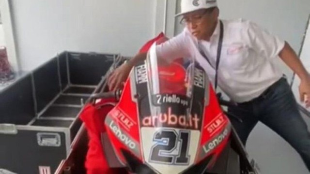 Panitia Sirkuit Mandalika membuka kargo boks milik tim Ducati. Foto: Twitter