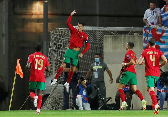 Pemain Portugal Cristiano Ronaldo melakukan selebrasi saat melawan Luksemburg di kualifikasi Piala Dunia di Estadio Algarve di Loule,Faro, Portugal. Foto: Pedro Nunes/Reuters