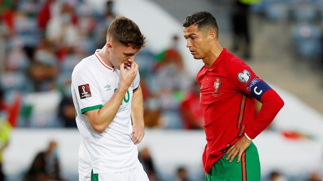 Pemain Portugal Cristiano Ronaldo dan pemain Irlandia Dara O'Shea pada pertandinga kualifkasi Piala Dunia di Estadio Algarve, Almancil, Portugal. Foto: Pedro Nunes/REUTERS