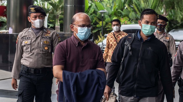 Kepala KPP Pratama Bantaeng Sulawesi Selatan Wawan Ridwan dikawal petugas KPK untuk menjalani pemeriksaan usai dilakukan penangkapan, di Gedung KPK, Kamis (11/11/2021). Foto: Aprilio Akbar/ANTARA FOTO