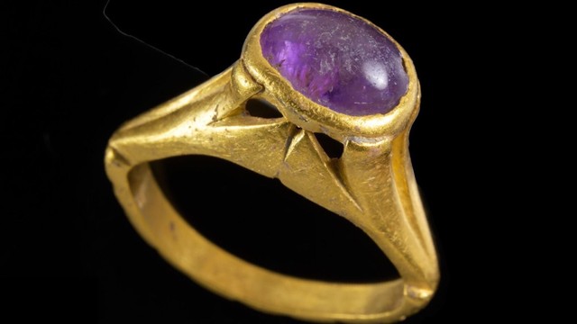 Cincin kuno yang dipercaya penangkal mabuk. Foto: Israel Antiquities Authority/Facebook