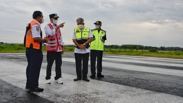 Menhub Budi Karya saat mengecek kesiapan Bandara Ngloram, Jawa Tengah. Foto: Kemenhub RI