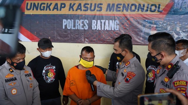 FWR (28) tersangka kasus pedofilia saat dihadirkan dalam konferensi pers Foto: Polres Batang