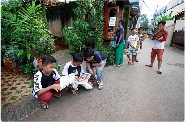 Anak-anak Jakarta membaca buku. Foto: Instagram/@aniesbaswedan