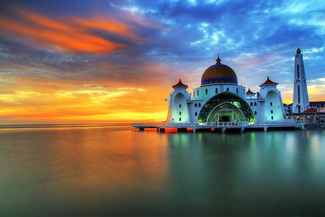 7 Potret Masjid Terapung Terindah di Dunia, Cantik Banget! (1)