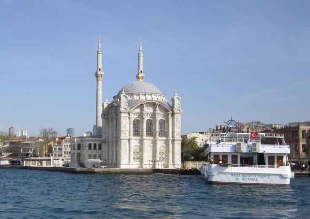 7 Potret Masjid Terapung Terindah di Dunia, Cantik Banget! (3)