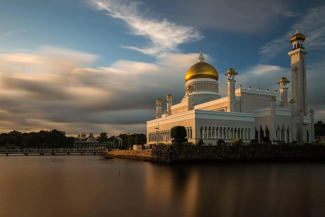 7 Potret Masjid Terapung Terindah di Dunia, Cantik Banget! (4)
