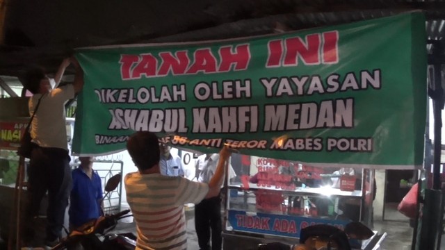 Spanduk bertuliskan 'Yayasan Ashabul Kahfi Binaan Densus 88' menghebohkan warga Medan. Foto: Dok. Istimewa